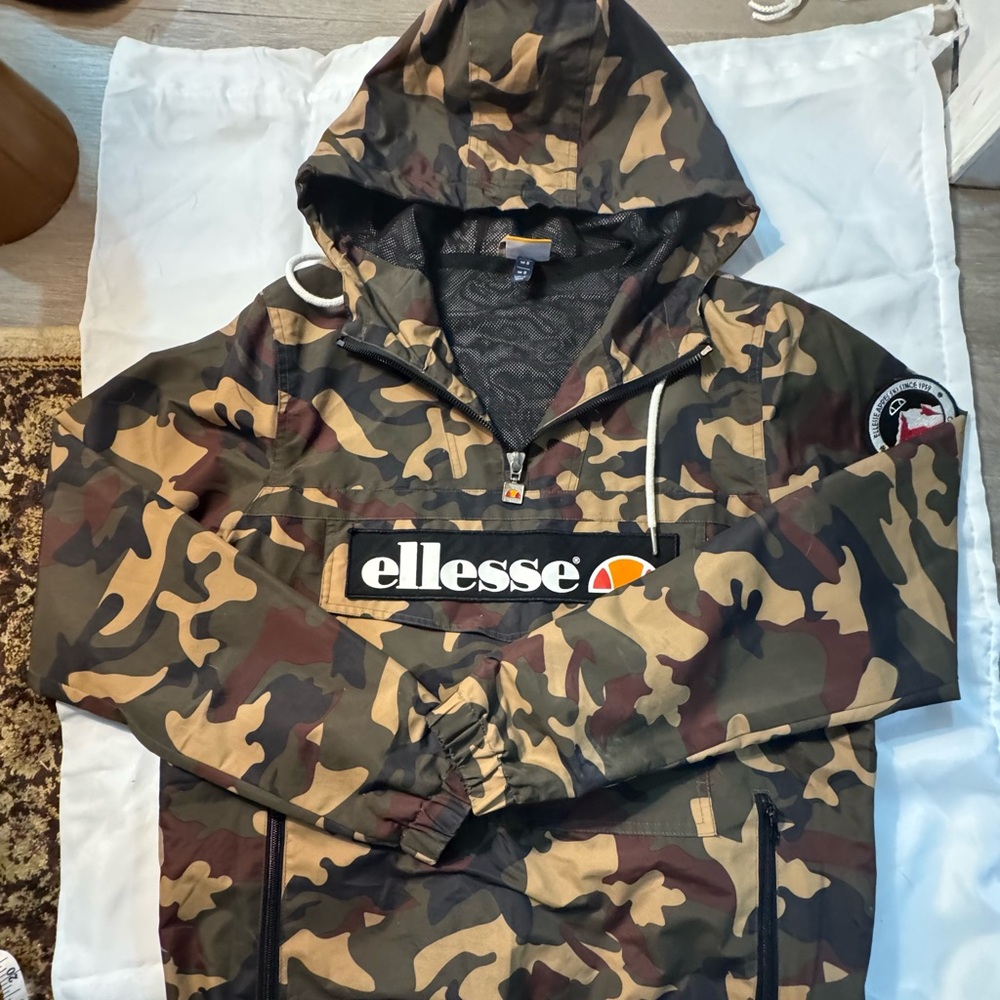 Ellesse Mont 2 OH (Overhead) Jacket in a camouflage print. It Men's sz. Small
